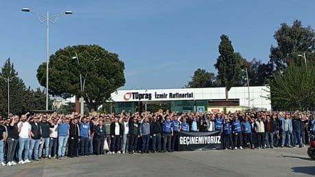 TÜPRAŞ’ta görüşmeler sürüyor, işçiler rafineri önünde ayrılmıyor