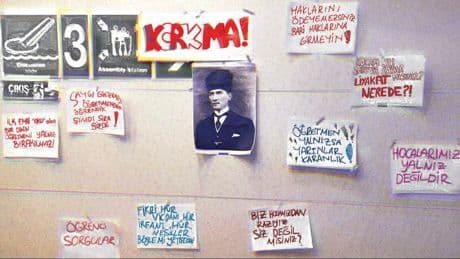 Üç lise öğrencisinin afişinden de korktular