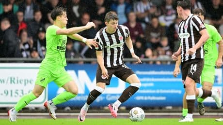 Schietwetter-Test! - St. Pauli holt Ostfriesen-Titel auf HSV-Rasen
