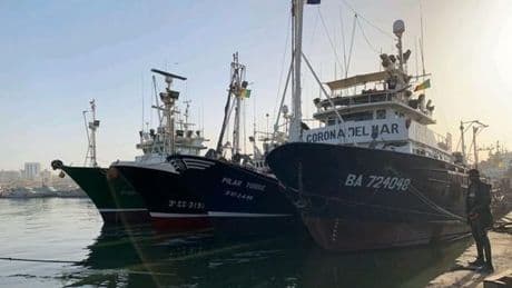 La flota atunera cañera con base en Bermeo se siente atrapada en Senegal