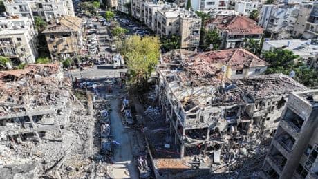 Israel e Irán vuelven a intercambiar oleadas de bombardeos en otra noche de terror