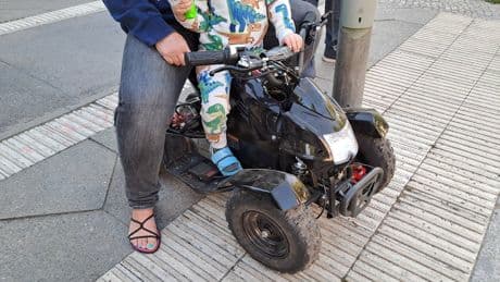 Keine Zulassung, null Verkehrssicherheit - Polizei stoppt Mini-Dino auf Kinder-Quad