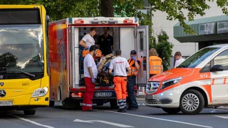 Helikopter bringt Blutkonserven - Bus reißt Mann das Bein ab – Lebensgefahr!