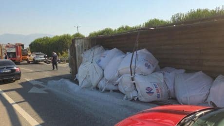 Plastik hammadde yüklü kamyon devrildi: Ortalık savaş alanına döndü
