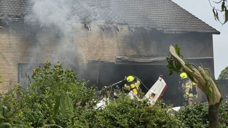 Vliegtuigje crasht in Duitse woning, twee doden