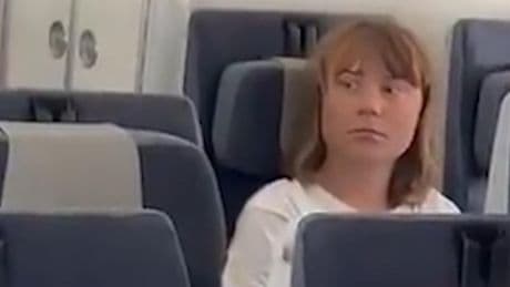 Greta Thunberg gefilmd op het vliegtuig vanuit Israël
