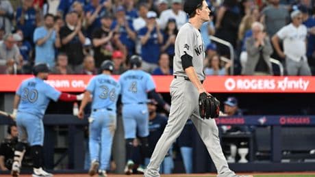 Yankees defense falls apart in ugly series-losing crusher to Blue Jays