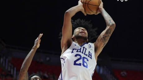 Izan Almansa juega como titular en los Sixers: así ven al triple MVP de España en Filadelfia