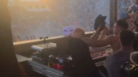 Star-DJ Paul Kalkbrenner während Auftritt von Fan attackiert