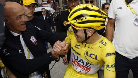 Tadej Pogacar hervindt motivatie na sombere uitspraken door slopende Tour: ’Dit is een leuke trip’
