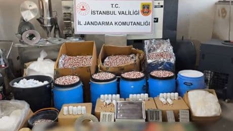 Zeytinburnu ve Sarıyer’de operasyon: 847 bin 600 uyuşturucu hap ele geçirildi, 2 şüpheli tutuklandı