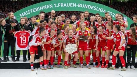 2. Fußball-Liga der Frauen: Union-Frauen holen sich vor großer Kulisse die Meisterschale