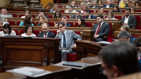 El Parlament rechaza la OPA del BBVA al Sabadell y exige frenarla por "interés general"