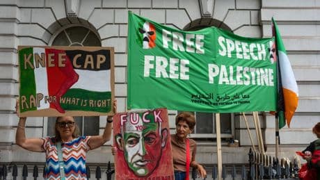 Kneecap cancela su gira por EE.UU. tras ser imputado por terrorismo uno de sus miembros