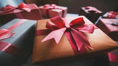 Vastu Tips: Do not give anyone a gift to anyone.