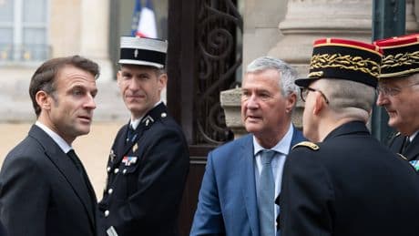 Emmanuel Macron décore sept anciens conseillers à l'Elysée