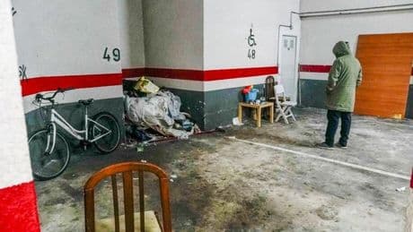 Vecinos «atemorizados» de pisos sociales de Lakua hacen guardia para evitar a los okupas