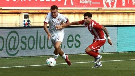 El Almería aplica la ley de la pegada