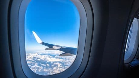 Pourquoi les hublots des avions sont ils ovales ? La réponse peut vous surprendre