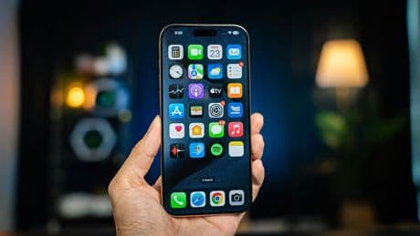 Apple lidia con los aranceles, pero quiere que no se note. Baraja subir el precio del iPhone sin mencionarlos, según WSJ
