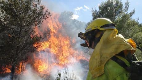 Muere un bombero de 58 años cuando se dirigía al incendio de Mombeltrán