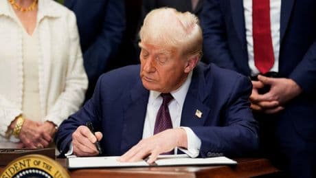 39% de surtaxes pour la Suisse, 50% pour le Brésil... Pourquoi certains pays sont-ils autant punis par Donald Trump ?