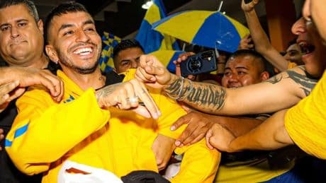 Locura total en Monterrey por la llegada de Correa
