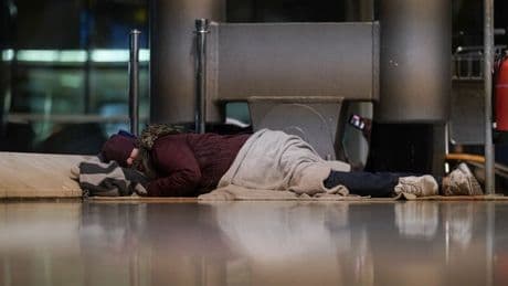 «Exigimos el desalojo del aeropuerto en semanas»