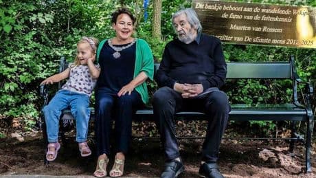 Beroepsmopperkont Maarten van Rossem krijgt zijn eigen Utrechtse parkbankje: ’Niet zeuren als je naast me komt zitten’