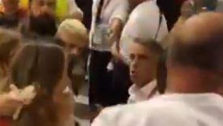 La última de Icardi: le da un cabezazo a un fan del Galatasaray y se marcha como si nada