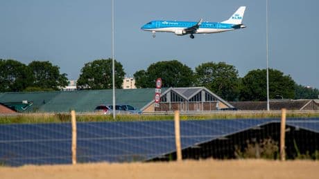 Schiphol wil dat ministerie ingrijpt om gevaarlijke zonnepanelen weg te krijgen: ’Anders tienduizenden reizigers gedupeerd’
