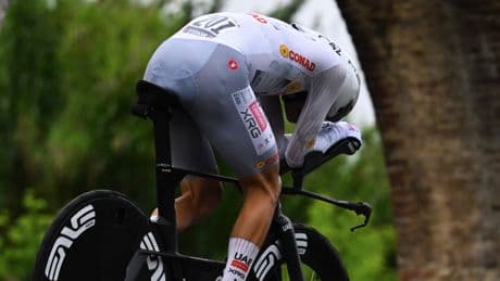 La supervivencia de Juan Ayuso para asaltar la maglia rosa: caídas, puntos de sutura, rivales inesperados y hasta el diluvio