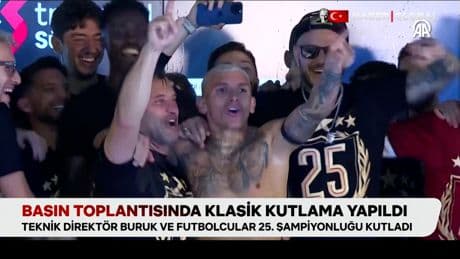 Şampiyon Galatasaray'da basın toplantısında klasikleşen kutlama
