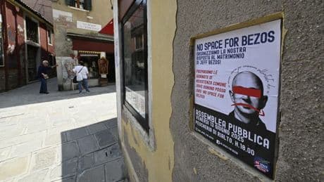 "Pas de place pour Bezos", "honte absolue"... Venise se déchire sur le mariage de Jeff Bezos qui arrive dans la ville avec ses deux yachts