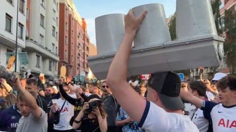 Los seguidores del Tottenham destrozan dos semáforos en Pozas y la Ertzaintza empieza a tomar posiciones