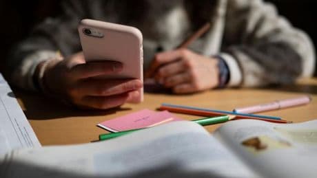 Umfrage: Mehrheit für Beschränkung privater Handynutzung an Schulen