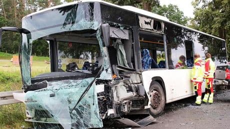 Bei Wolgast: Unfall mit Bus auf B111 bei Wolgast - Eine Schwerverletzte