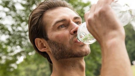 Wenn Wasser aus der Flasche komisch schmeckt, müssen Sie das wissen