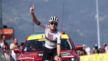 Pogacar abrasa como el sol en el primer final en alto