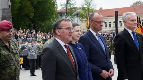 Friedrich Merz und Boris Pistorius beim Aufstellungsappell der Panzerbrigade 45