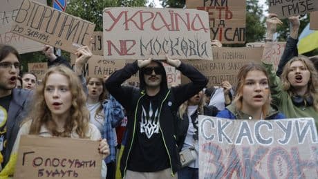 Zelenski da marcha atrás y restaura la independencia de las agencias anticorrupción