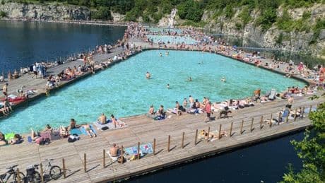 Antiguamente era una cantera pero hoy es un conjunto de piscinas flotantes sobre aguas turquesas