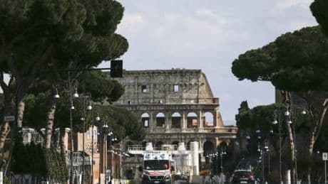 Orrore al Colosseo: turista scavalca i cancelli, cade e resta infilzato