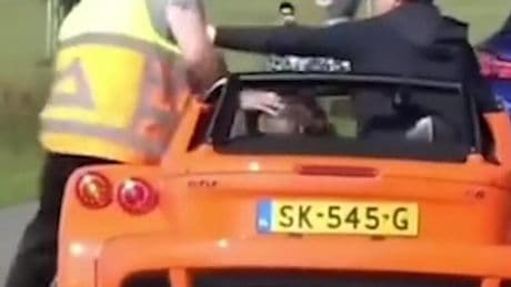 Verkeersregelaar is woest en schopt tegen peperdure Donkervoort