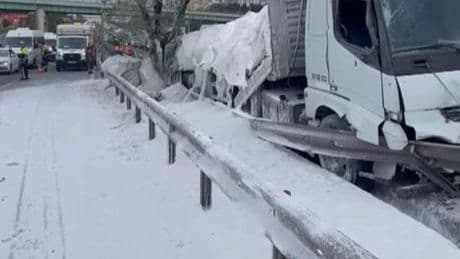 Zeytinburnu D-100'de alçı yüklü TIR bariyerlere çarptı; trafik yoğunluğu oluştu