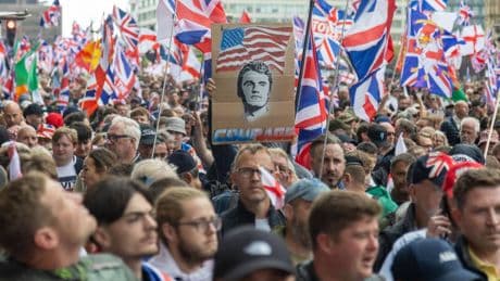 I Nazionalisti sfilano a Londra: 100 mila in piazza tra slogan patriottici e il ricordo di Charlie Kirk