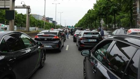 Grève des taxis : le gouvernement promet d’intensifier les contrôles des VTC ; la mobilisation continue avant une réunion au ministère de la santé