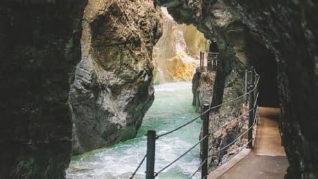 La espectacular ruta de senderismo por un estrecho desfiladero con un río de aguas azules