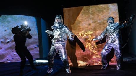 Theater | „Tesla, die Spree und der Kirschgarten“ in Cottbus: Armageddon in Brandenburg