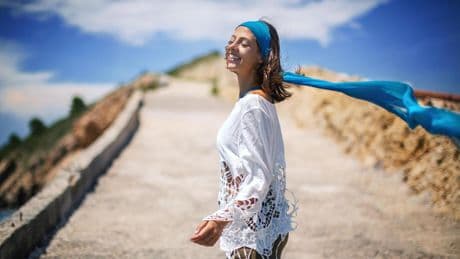 El complemento más versátil del verano que puede adornar un bolso, convertirse en top o realzar una parte de tu cuerpo
